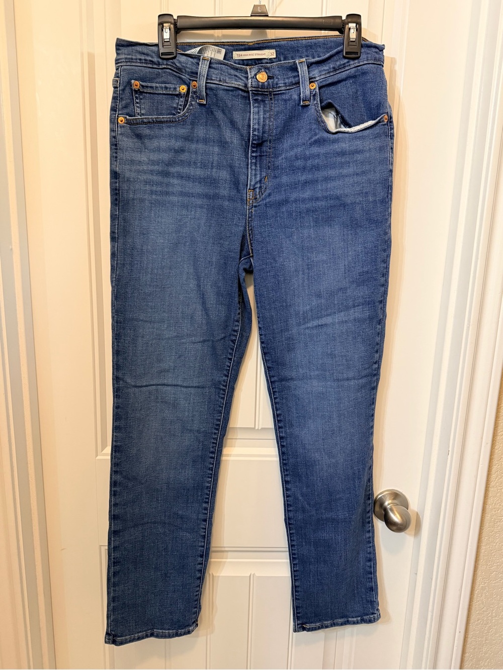 Levi's Straight Leg Jeans in Medium Blue